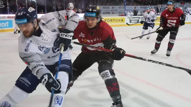 Hokejisté Plzně vyhráli na ledě Sparty 4:3 po nájezdech, rozhodl Zámorský