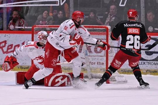 Hokejisté Hradce Králové zvítězili v Třinci a vybojovali v sérii první výhru