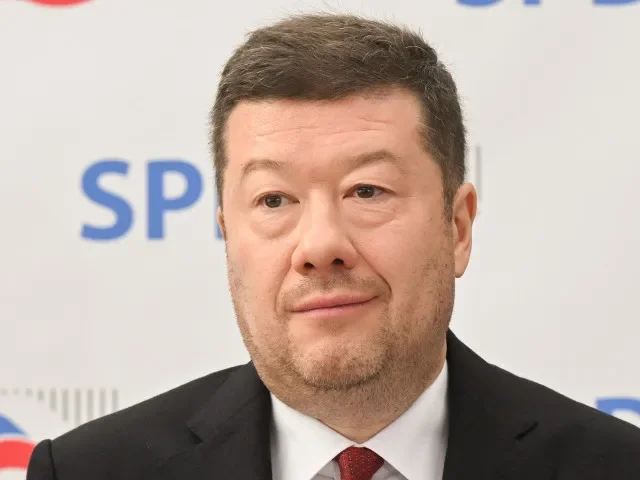 Rušení poplatků nadvakrát. Okamura argumentuje již sjednaným smlouvami