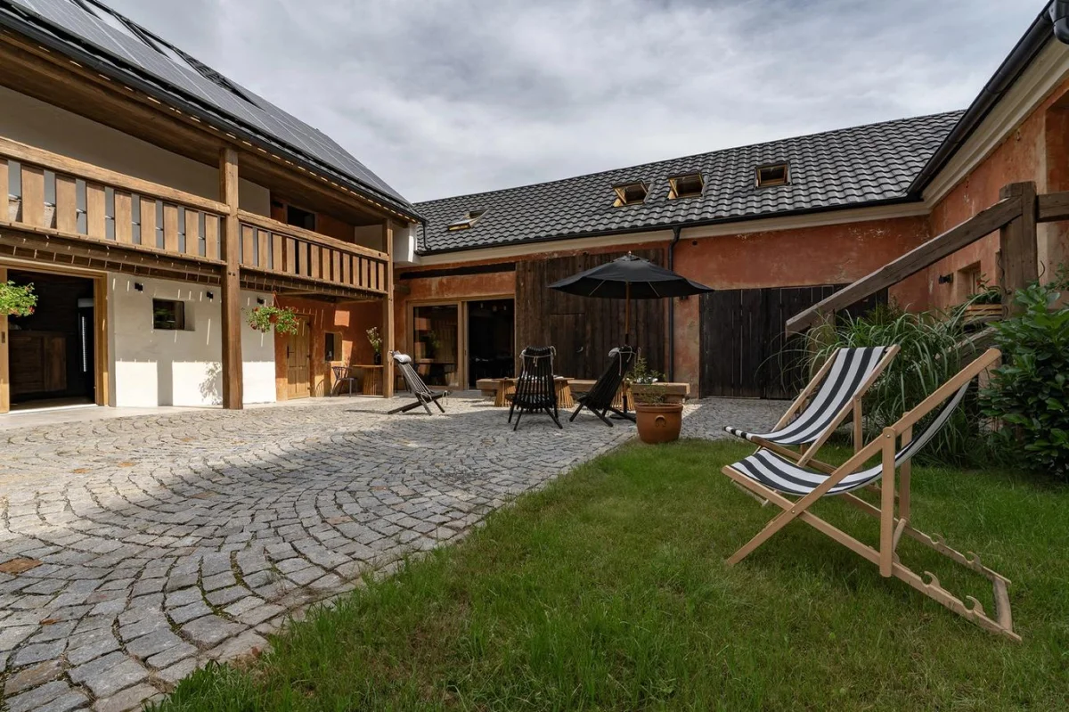 Zchátralý statek v Doubravicích ožil díky šikovným rukám a rodinné podpoře. Můžete v něm přespat - Domácí Dumazahrada.cz článek na Media24.cz