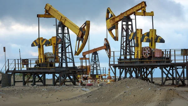 Cena ropy Brent je opět nad 100 dolary. Zvedá ji vyjádření Íránců, kteří popřeli Trumpova slova o mírových jednáních