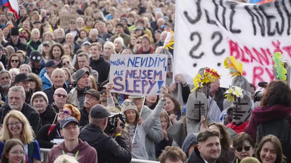 „My to děláme dobře.“ Reagoval Babiš na plnou Letnou. Turek srovnával s vlastními fanoušky