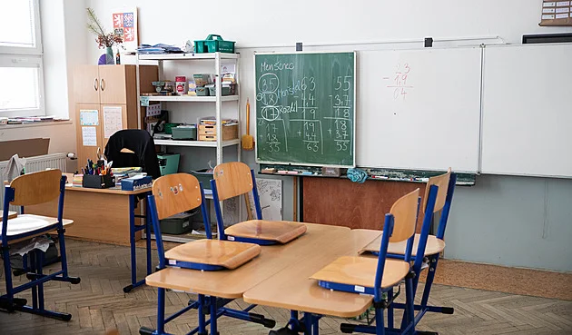 Ředitele, který volal na žáky policii, kritizuje i inspekce. Starosta za ním stojí