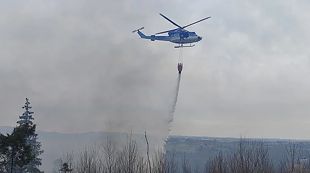 Na Jihlavsku hořelo dvacet hektarů lesa, vodu shazoval i vrtulník