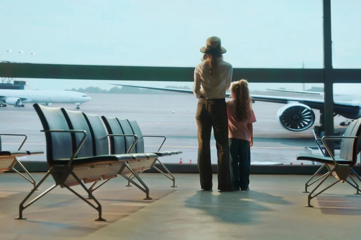 Chtěla jen domů. Místo toho sledovala odlétající letadlo a v Dubaji utíkala do krytů