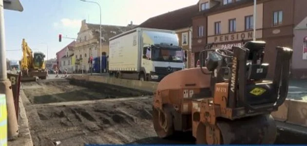 Horšovský Týn opět obsadily stavební stroje,  řidiči i chodci musí být ve střehu