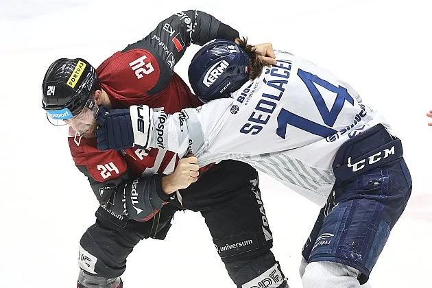 Plzeň srazily góly v oslabení, Sparta přežila a vrací sérii do Prahy