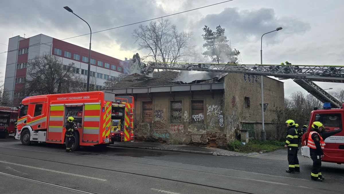V souvislosti se smrtí ženy při požáru v pražské Michli pátrají kriminalisté po muži