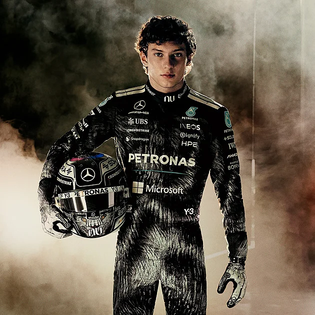 Malovali v nich snad něco? Fanoušci si utahují z nových kombinéz Mercedesu - Zábava iDnes.cz článek na Media24.cz