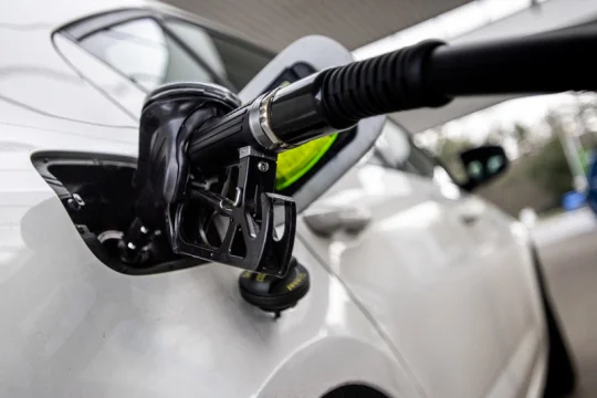 Paliva v ČR jsou nejdražší za zhruba 3,5 roku, nafta stojí téměř 48 Kč