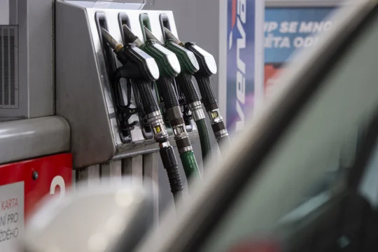 Analytici: Příjmy státu z paliv rostou o desítky mil. Kč denně, rostou i výdaje