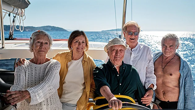 Utajený film Svěráka: Kaiser, Kostka a parta seniorů vyráží na moře bez dozoru