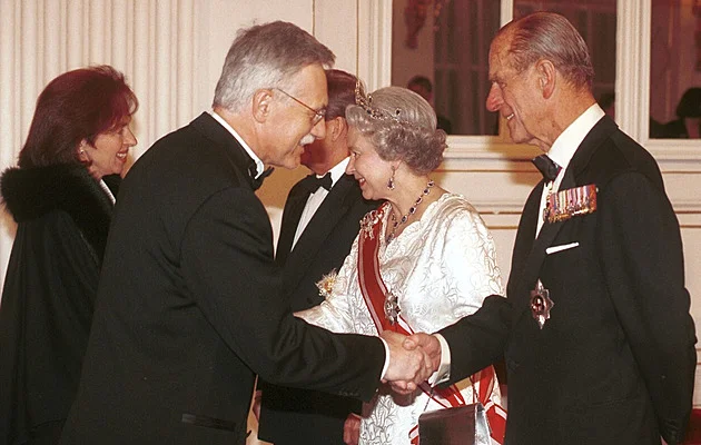 OBRAZEM: Důstojnost, vnitřní síla a noblesa. Před 30 lety Alžběta II. oslnila Česko