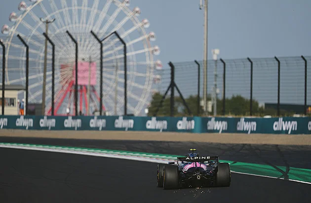 V pátečních trénincích F1 v Japonsku byli nejrychlejší Russell a Piastri