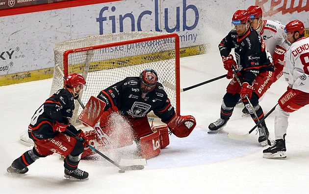 ONLINE: Třinec hraje o postup, Hradec o přežití. Získá mečbol Liberec, nebo Vary?