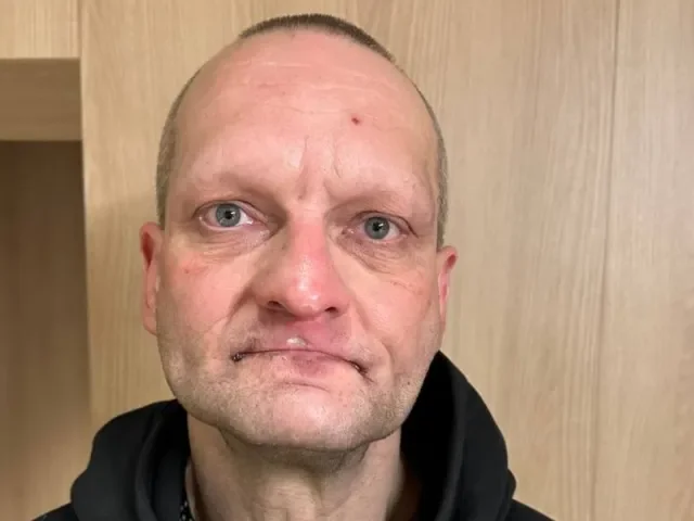 „Nezadržujte ho, může mít sekeru.“ Policie po vraždě ženy v Praze pátrá po ozbrojeném muži