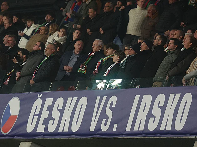 Čechy z tribuny podporoval i prezident Pavel. Kdo další dorazil na zápas s Irskem?