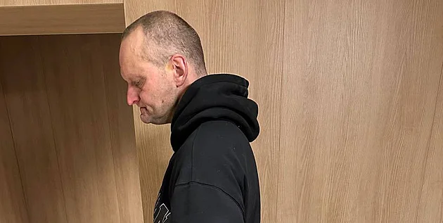 Nosil u sebe sekeru i nože. Policie varuje před mužem hledaným kvůli vraždě