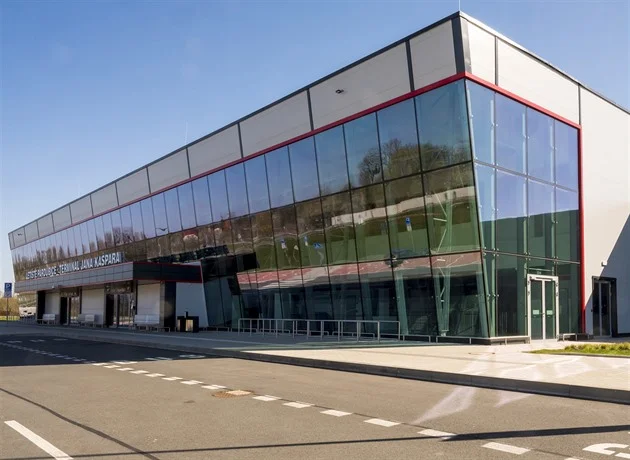 Výhled na ranvej, třetí odbavovací brána i občerstvení. Pardubické letiště konečně otevře patro