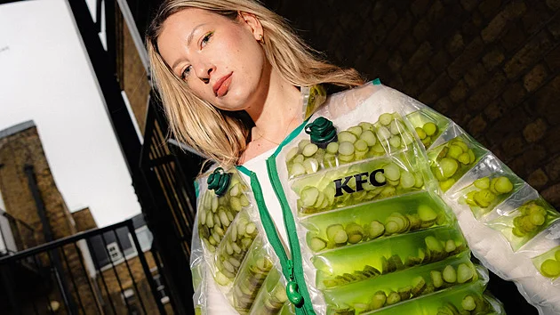 KFC naplnilo bundu okurkami a lákem. Absurdita v marketingu letí, říkají odborníci