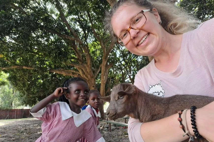 Děti v Keni jsou stejné jako v Česku, říká dobrovolnice. Točí videa na TikTok a milují fotbal