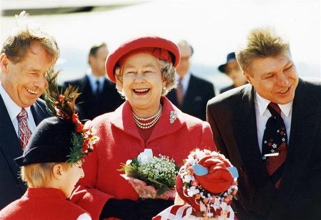 Návštěvu Alžběty II. v Brně nově připomíná červený klobouk, visí na zdi radnice