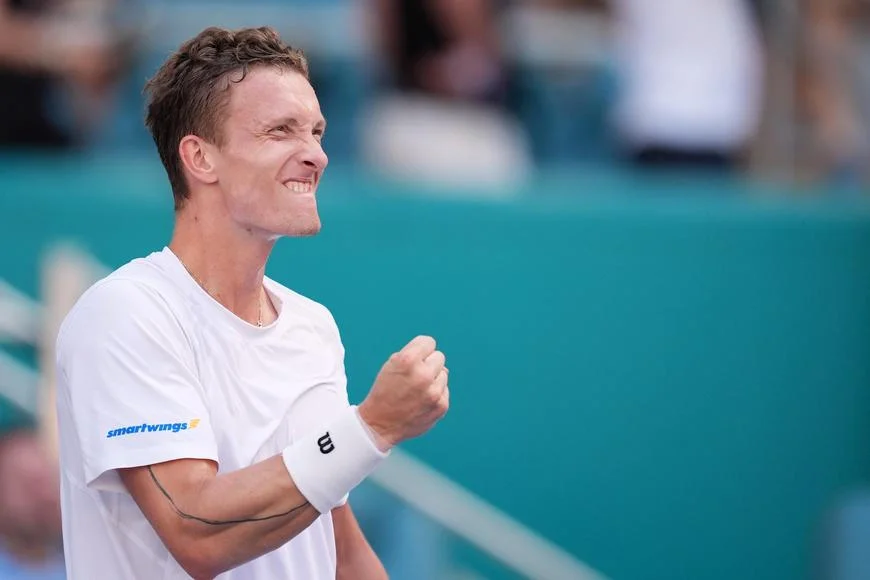 „Neprůstřelný“ Čech šokuje, první od Djokoviče a Federera. Pláč partnerky dovršil euforii