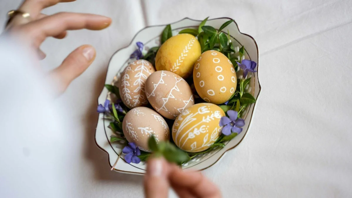 Jak barvit velikonoční vajíčka jako dřív: jednoduchý trik, který jim dodá jedinečný vzhled - Zprávy Storicko.cz článek na Media24.cz