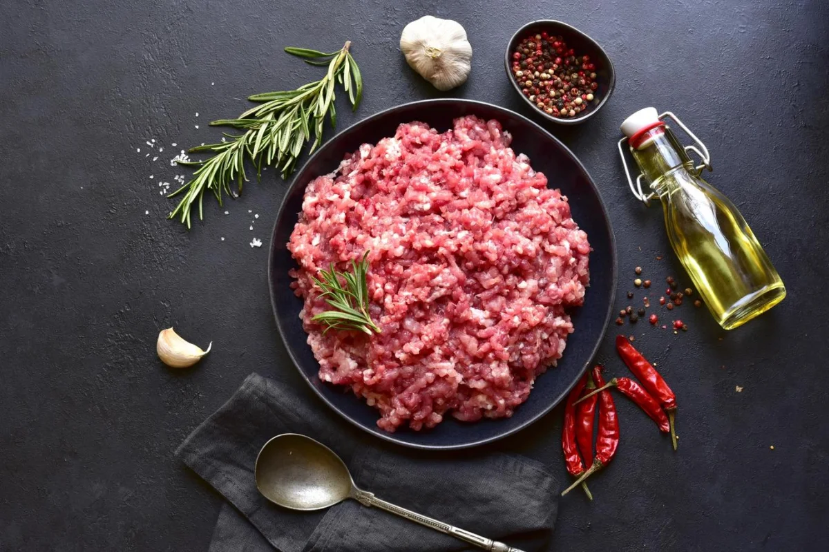 Je vaše sekaná tuhá a suchá? Balkánský trik udělá z mletého masa nadýchaný obláček - Zprávy iReceptar.cz článek na Media24.cz