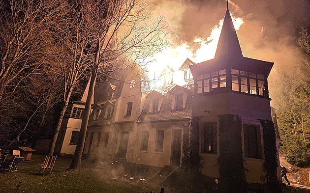 Na Semilsku hoří dvoupatrový dům, hasiči vyhlásili druhý stupeň poplachu