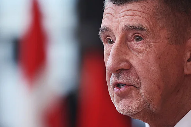 Jediné, co se dá udělat ke zlevnění benzinu, je zastropovat marže, řekl Babiš