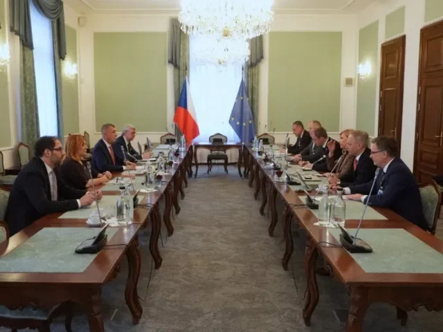 Příliš drahá nafta. Babiš se sešel s hlavními distributory pohonných hmot