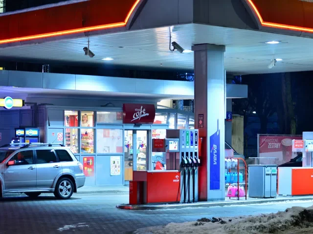 Polská vláda zavádí maximální ceny paliv, platit budou od úterý