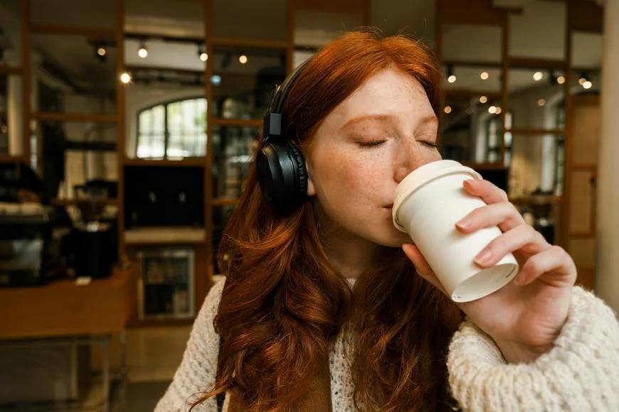 Mysleli, že odpolední káva únavu vyřeší. Se změnou času pomůže úplně jiný nápoj, radí odborníci