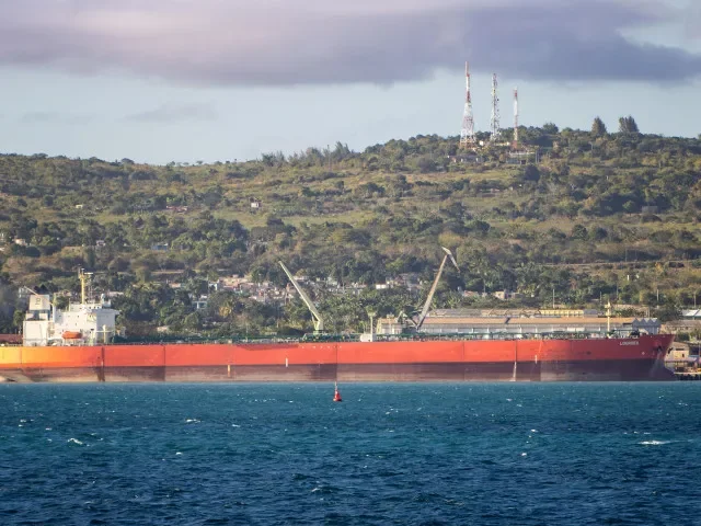 Ruský tanker proplul až ke Kubě, Trumpovi už dovoz ropy na ostrov nevadí