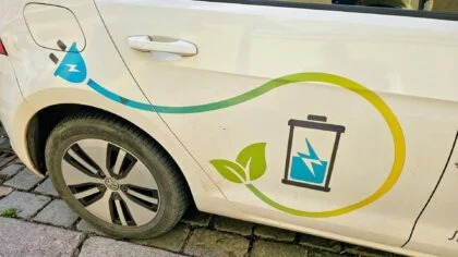 Vysmátí řidiči elektroaut. Oproti benzinu a naftě ušetří desítky tisíc