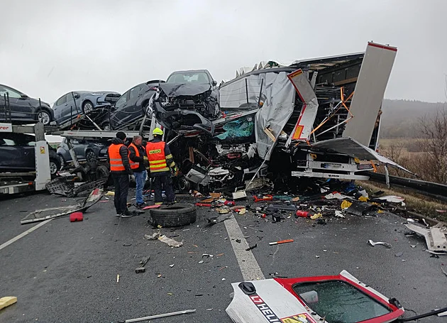 Děsivě vyhlížející nehoda. D8 zastavil karambol tří kamionů, jeden převážel auta - Krimi Lidovky.cz článek na Media24.cz