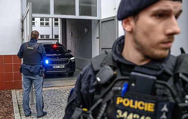 Policie v souvislosti se žhářským útokem v Pardubicích zadržela celkem pět lidí