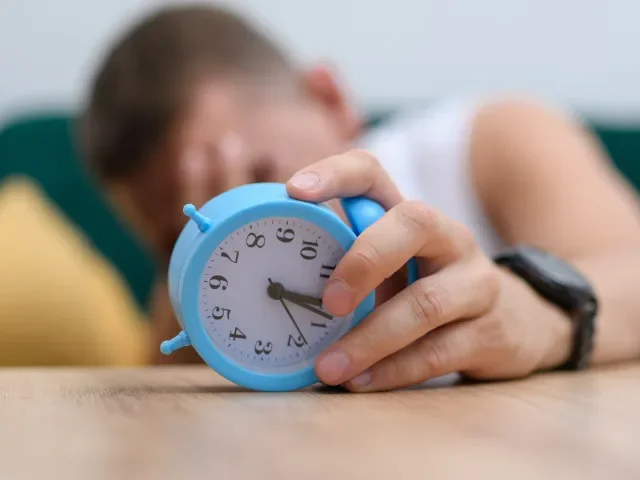 Lidé jsou po změně času unavení. Často však situaci ještě sami zhorší, varují lékárníci