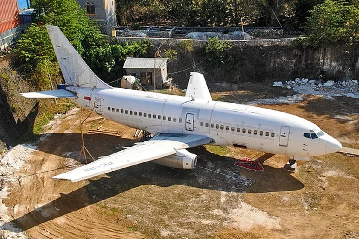 Angličan zakopal na své zahradě dopravní letadlo Boeing 727. Vytvořil z něj unikátní podzemní dům a úkryt