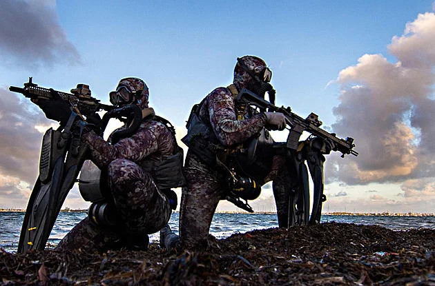 Na Blízký východ dorazily stovky členů elitních jednotek SEALs či Army Rangers