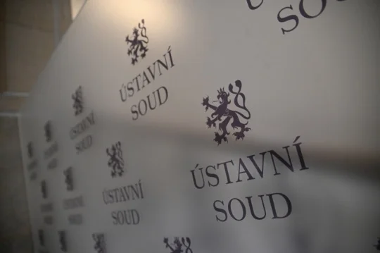 ÚS zrušil rozsudek nad prodavačem, který vzal na návštěvnici obchodu pálku