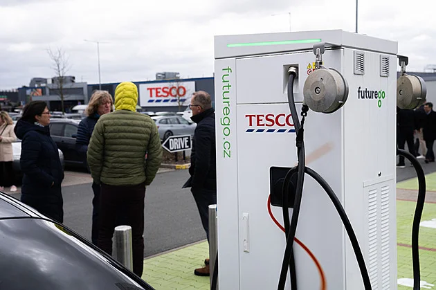 Tesco a ČEZ společně postavili přes 60 dobíječek pro elektroauta a budují další