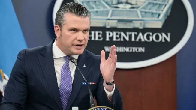 Hegseth: Příští dny ve válce s Íránem budou rozhodující, Teherán čelí dezercím