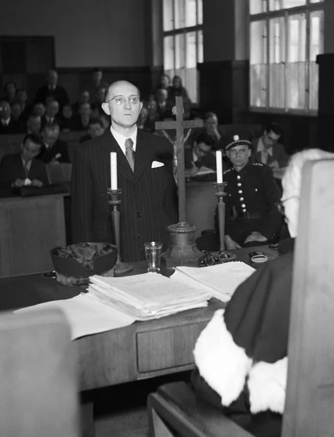 Anglie prohrála, je v područí Američanů, psal kolaborant Crha. Dostal doživotí