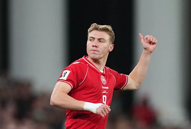 Strašák má jméno Højlund. Itálie ho připodobnila k legendě, zastínil i Schicka