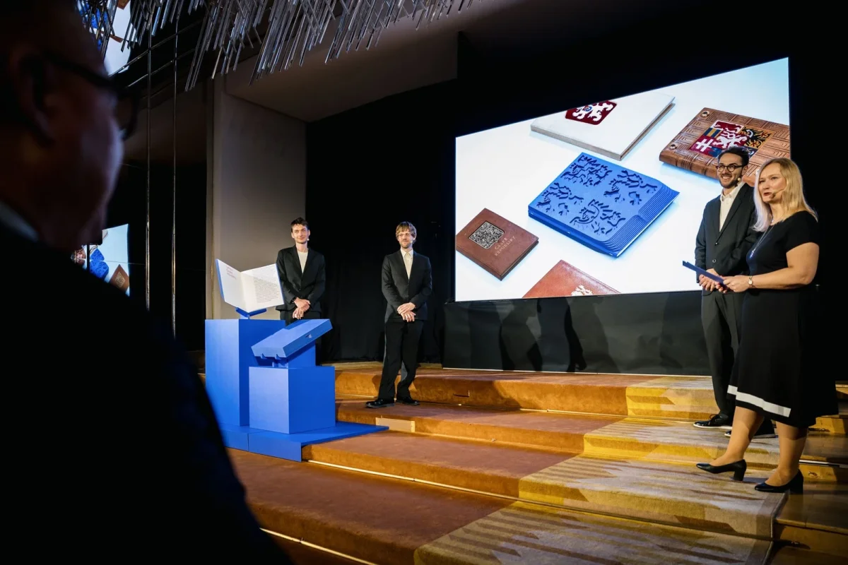 Ústava dostala nový kabát po 33 letech. Autoři ji oblékli do modrého reliéfu se státním znakem