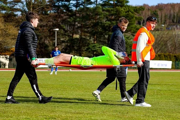 FOTO: Sušického gólmana odvezla sanitka, Klatovy a Švihov braly výhry - Sport Denik.cz článek na Media24.cz