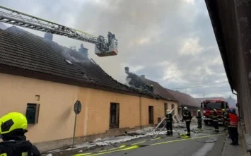 Ve Smečně na Kladensku hořela střecha rodinného domu - Krimi PrahaIN.cz článek na Media24.cz