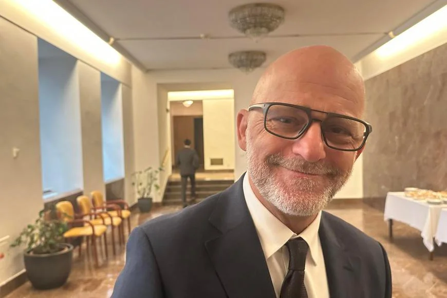 Nejsem Rapl, ujišťoval herec Čermák ve sněmovně. Pokusí se dostat někam, kam chce Xaver